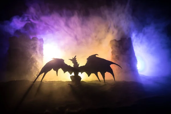 Escena Batalla Fantasía Con Dragones Atacando Castillo Medieval Por Noche —  Fotos de Stock