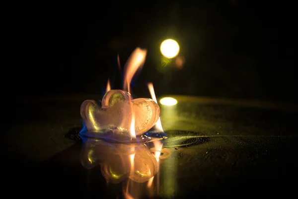 Valentins Hintergrund Valentinstag Herz Auf Einem Dunklen Holztisch Brennende Eisherzen — Stockfoto