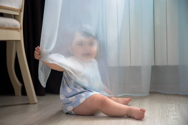 Baby Girl Summer Dress Sente Chão Madeira Dentro Quarto Menina — Fotografia de Stock