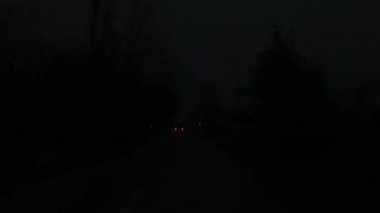 Gece yolda giden polis arabasının arka plan görüntüleri.