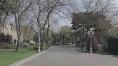 BAKU, AZERBAIJAN - 7 Nisan 2020 - Bakü, Azerbaycan şehir merkezi. Gündüz vakti Azerbaycan 'ın başkenti Bakü' nün boş sokakları. Covid salgını gerçekleşiyor. Kamerayı sabit tut.