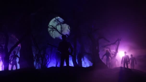 안개낀 보름달이 나무들의 실루엣을 푸르스름 — 비디오