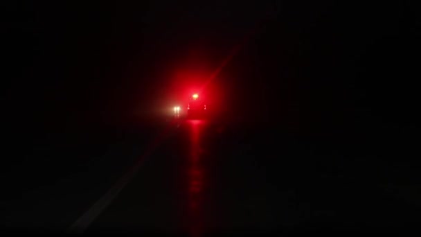 Vista Posteriore Filmato Auto Della Polizia Guida Strada Notte — Video Stock