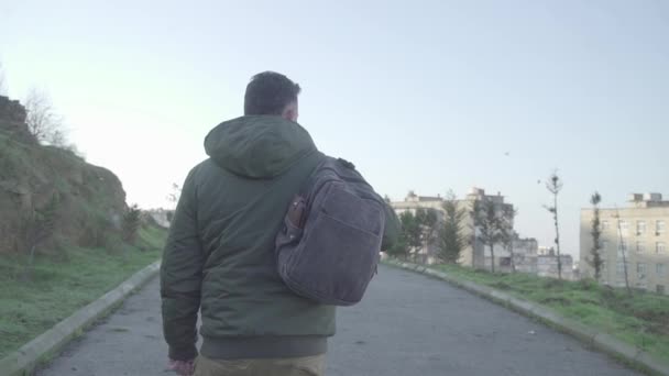 Одинокий Человек Ходит Пустой Городской Улице Бумажником Вываливающимся Кармана Рюкзака — стоковое видео