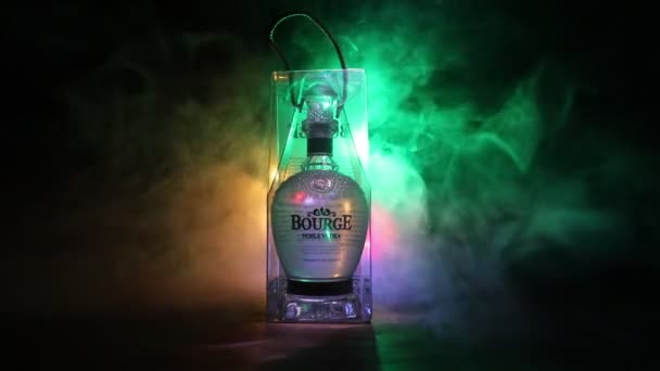 Baku Azerbaijan Jan 2021 Bourge Vodka是法国出产的伏特加 木桌上的伏特加酒瓶 带有深色浓雾背景 — 图库视频影像