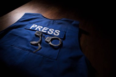 Basın ve gazetecilik özgürlüğü kavramı. Mavili gazeteci (basın) arkadan aydınlatma ve sis ile karanlığa gömülmüş yelek. Seçici odak