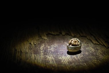 Fındık yemeği konsepti. Ceviz çekirdekleri ve eski ahşap masadaki cevizlerle dolu bir hayat. Yaratıcı masa dekorasyonu. - Yakın çekim. Seçici odak