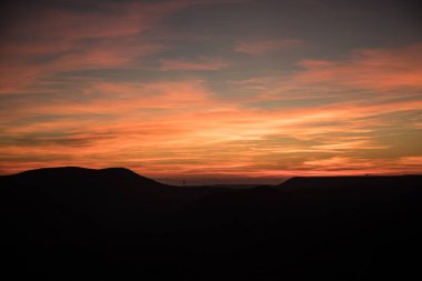 Dağ tepelerinde renkli günbatımı. Azerbaycan 'ın güzel manzarası.