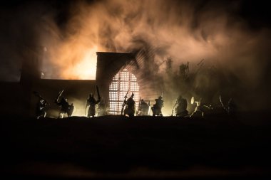Ortaçağ savaş sahnesi. Şekillerin siluetleri ayrı nesnelerdi. Geceleri savaşçılar arasında savaşırlardı. Yaratıcı sanat dekorasyonu. Sisli bir arka plan. Seçici odak