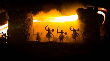 Ortaçağ savaş sahnesi. Şekillerin siluetleri ayrı nesnelerdi. Geceleri savaşçılar arasında savaşırlardı. Yaratıcı sanat dekorasyonu. Sisli bir arka plan. Seçici odak