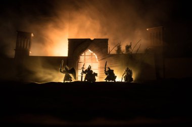 Ortaçağ savaş sahnesi. Şekillerin siluetleri ayrı nesnelerdi. Geceleri savaşçılar arasında savaşırlardı. Yaratıcı sanat dekorasyonu. Sisli bir arka plan. Seçici odak