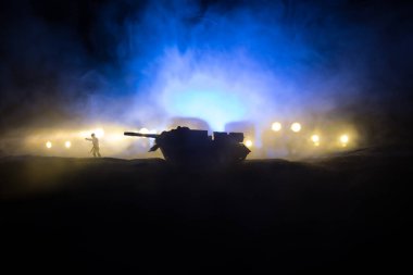 Savaş Konsepti. Askeri siluetler savaş sisli gökyüzü arka planında savaş sahnesi, Dünya Savaşı Askerleri Silueti Bulutlu Gökyüzünün Altında Gece. Seçici odak