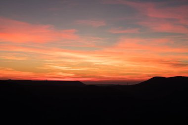 Dağ tepelerinde renkli günbatımı. Azerbaycan 'ın güzel manzarası.