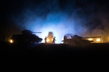 Savaş Konsepti. Askeri siluetler savaş sisli gökyüzü arka planında savaş sahnesi, Dünya Savaşı Askerleri Silueti Bulutlu Gökyüzünün Altında Gece. Seçici odak