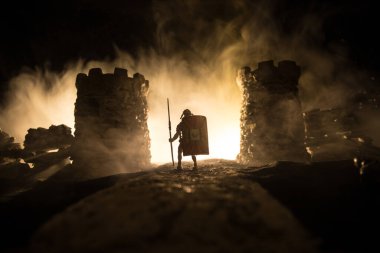 Ortaçağ savaş sahnesi. Şekillerin siluetleri ayrı nesnelerdi. Geceleri savaşçılar arasında savaşırlardı. Yaratıcı sanat dekorasyonu. Sisli bir arka plan. Seçici odak