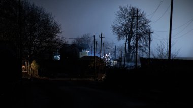 Sisli bir gecede ormanda bir hayaletin olduğu eski bir ev ya da House 'un ayın altında olduğu bir gece sahnesi. Ölü ağaç ormanındaki eski mistik bina..
