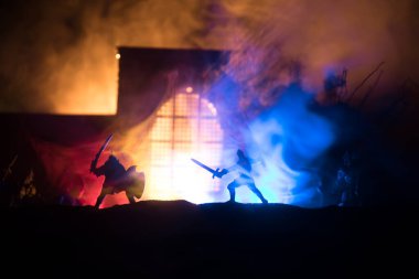 Ortaçağ savaş sahnesi. Şekillerin siluetleri ayrı nesnelerdi. Geceleri savaşçılar arasında savaşırlardı. Yaratıcı sanat dekorasyonu. Sisli bir arka plan. Seçici odak