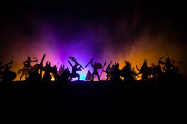 Ortaçağ savaş sahnesi. Şekillerin siluetleri ayrı nesnelerdi. Geceleri savaşçılar arasında savaşırlardı. Yaratıcı sanat dekorasyonu. Sisli bir arka plan. Seçici odak