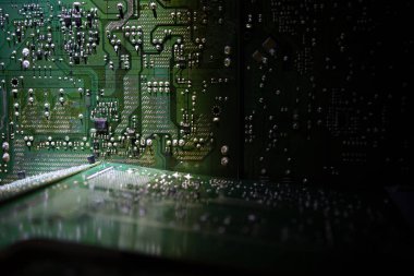 Elektronik bir cihazın içindeki modern teknolojinin yaratıcı konsepti. Elektronik devre kartı sade bir şekilde kapanır. Seçici odak