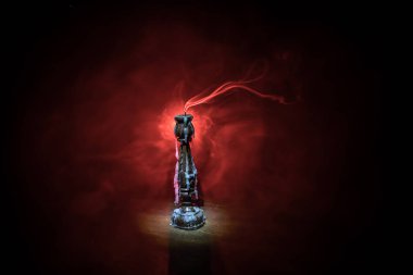 Sönmüş mum, fitilden dumanlar yükseliyor. Seçici odak