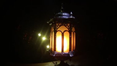 İslami bayram için gece mumlu Arap feneri. Müslüman kutsal ayı Ramazan