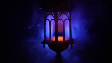 İslami bayram için gece mumlu Arap feneri. Müslüman kutsal ayı Ramazan