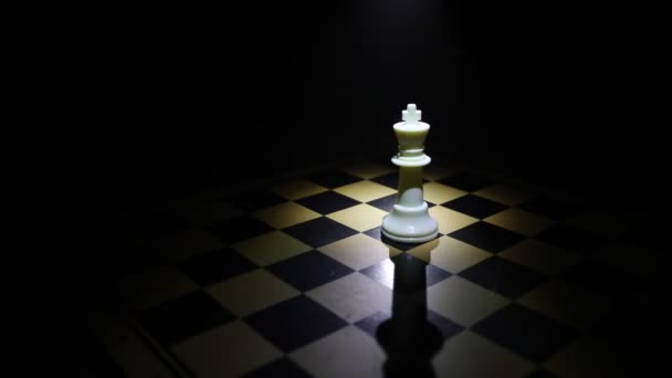 Nahaufnahmen Von Schachpartien Auf Dunklem Hintergrund — Stockvideo
