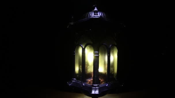 在伊斯兰节日的夜晚 阿拉伯灯笼里点着蜡烛 穆斯林圣月斋月 — 图库视频影像