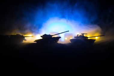 Savaş Konsepti. Askeri siluetler savaş sisli gökyüzü arka planında savaş sahnesi, Dünya Savaşı Askerleri Silueti Bulutlu Gökyüzünün Altında Gece. Seçici odak