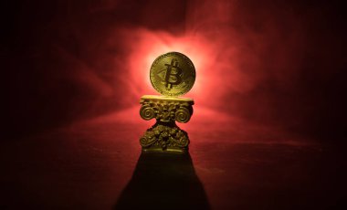 Koyu arka planda Altın Bitcoin. Yeni sanal para. Şifreli para birimi. Yaratıcı sanat dekorasyonu. Seçici odak