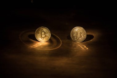 Koyu arka planda Altın Bitcoin. Yeni sanal para. Şifreli para birimi. Yaratıcı sanat dekorasyonu. Seçici odak