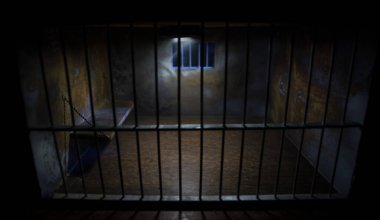 Parmaklıklar ardında. Eskimiş grunge beton oda minyatürü. Karanlık hapishane iç dekorasyonu. Boş hücre. Seçici odak