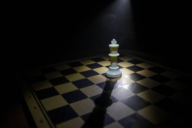 Fikirler, rekabet ve strateji için satranç tahtası oyunu, iş başarısı konsepti. Karanlıkta satranç figürleri. Seçici odak