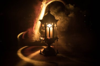 İslami bayram için gece mumlu Arap feneri. Müslüman kutsal Ramazan ayı. Bayram ve Mutlu Yıllar 'ın sonu. Boşluğu koyu arkaplanda kopyala.