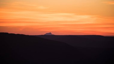 Dağ tepelerinde renkli günbatımı. Azerbaycan 'ın güzel manzarası.