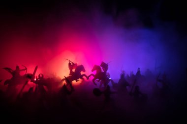 Ortaçağ savaş sahnesi. Şekillerin siluetleri ayrı nesnelerdi. Geceleri savaşçılar arasında savaşırlardı. Yaratıcı sanat dekorasyonu. Sisli bir arka plan. Seçici odak