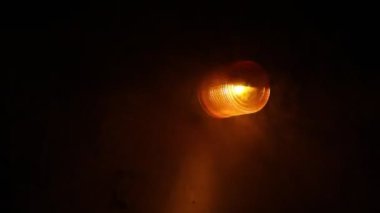 Alarm ışığının koyu arkaplandaki yakın çekim görüntüleri