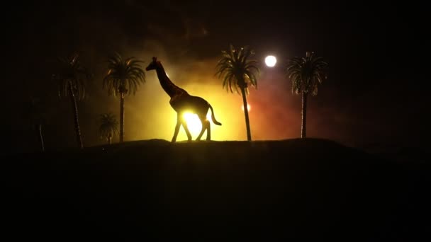 Silhueta Uma Miniatura Girafa Noite Nebulosa Decoração Mesa Criativa Com — Vídeo de Stock