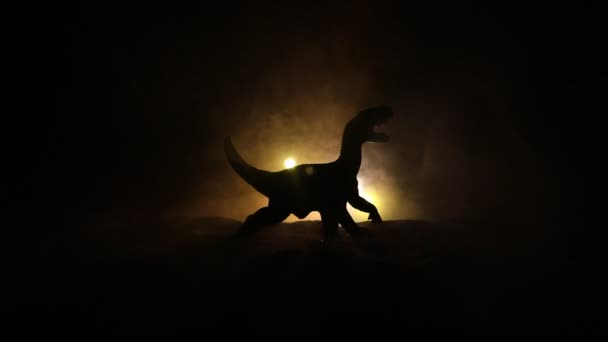 Silueta Miniatury Rex Dinosaura Stojící Mlhavé Noci Kreativní Stolní Dekorace — Stock video