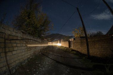 Geceleri ormanda bir hayaletin olduğu eski bir ev ya da terk edilmiş bir korku evi. Ölü ağaç ormanındaki eski mistik bina. Gerçeküstü ışıklar. Korku Cadılar Bayramı konsepti