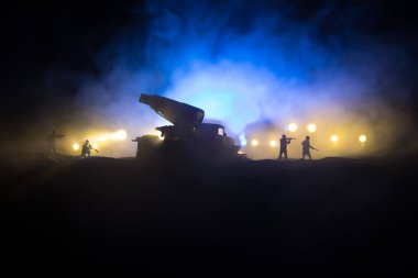 Ateş bulutlu roket fırlatma. Savaş sahnesinde roket füzeleri ve savaş başlığıyla Kasvetli Gökyüzüne nişan alınmıştı. Askerler ve Roketler Savaş Alanı. Seçici odak