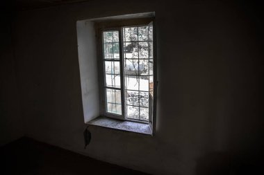 Terk edilmiş eski bir binanın içinde. Eski, harap olmuş kirli oda