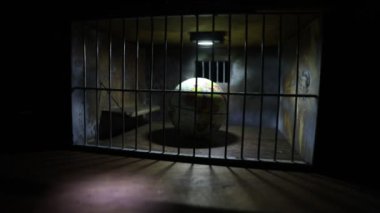 Corona virüsü yaratıcı konsepti kilitledi. Dünya gezegeni eski hapishanenin içinde kapana kısıldı. Yaratıcı sanat dekorasyonu. Seçici odak