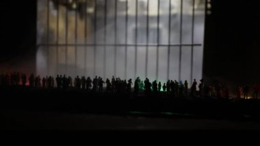 Halk ve polis gücü kavramı. Kalabalık hapishane minyatürüne bakıyor. Yaratıcı sanat dekorasyonu. Seçici odak.