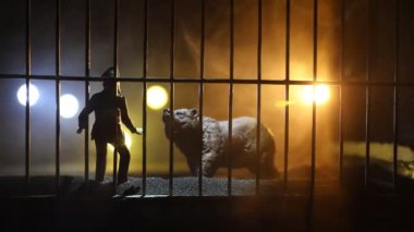 Hayvanat bahçesi kafesinde duran minyatür ayı silueti özgürlük hayalleri kuruyor. Renkli arka planlı sisli yaratıcı dekorasyon