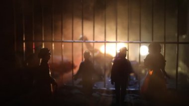 Kafesin içindeki bir grup hayvan minyatür. Hayvanat bahçesi konseptinde vahşi hayvanlar. Yanan renkli bir arka plan. Seçici odak