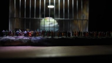 Corona virüsü yaratıcı konsepti kilitledi. Dünya gezegeni eski hapishanenin içinde kapana kısıldı. Yaratıcı sanat dekorasyonu. Seçici odak