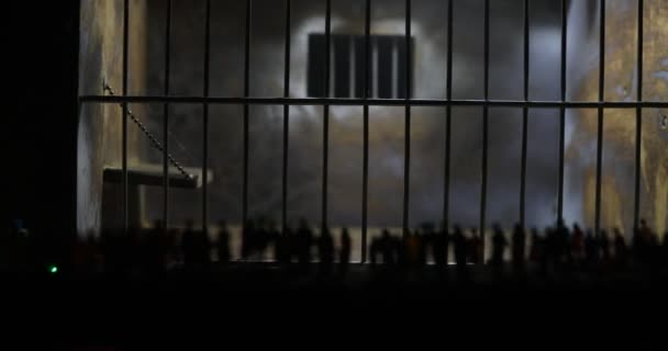 Machtkonzept Von Volk Und Polizei Menschenmenge Schaut Auf Gefängnisminiaturen Kreative — Stockvideo