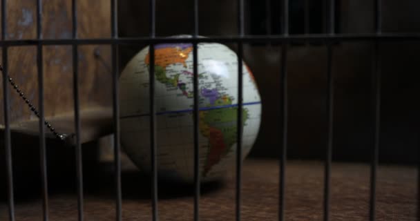 Corona Virus Låsning Kreativt Koncept Jorden Instängd Ett Gammalt Fängelse — Stockvideo