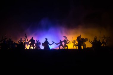 Ortaçağ savaş sahnesi. Şekillerin siluetleri ayrı nesnelerdi. Geceleri savaşçılar arasında savaşırlardı. Yaratıcı sanat dekorasyonu. Sisli bir arka plan. Seçici odak